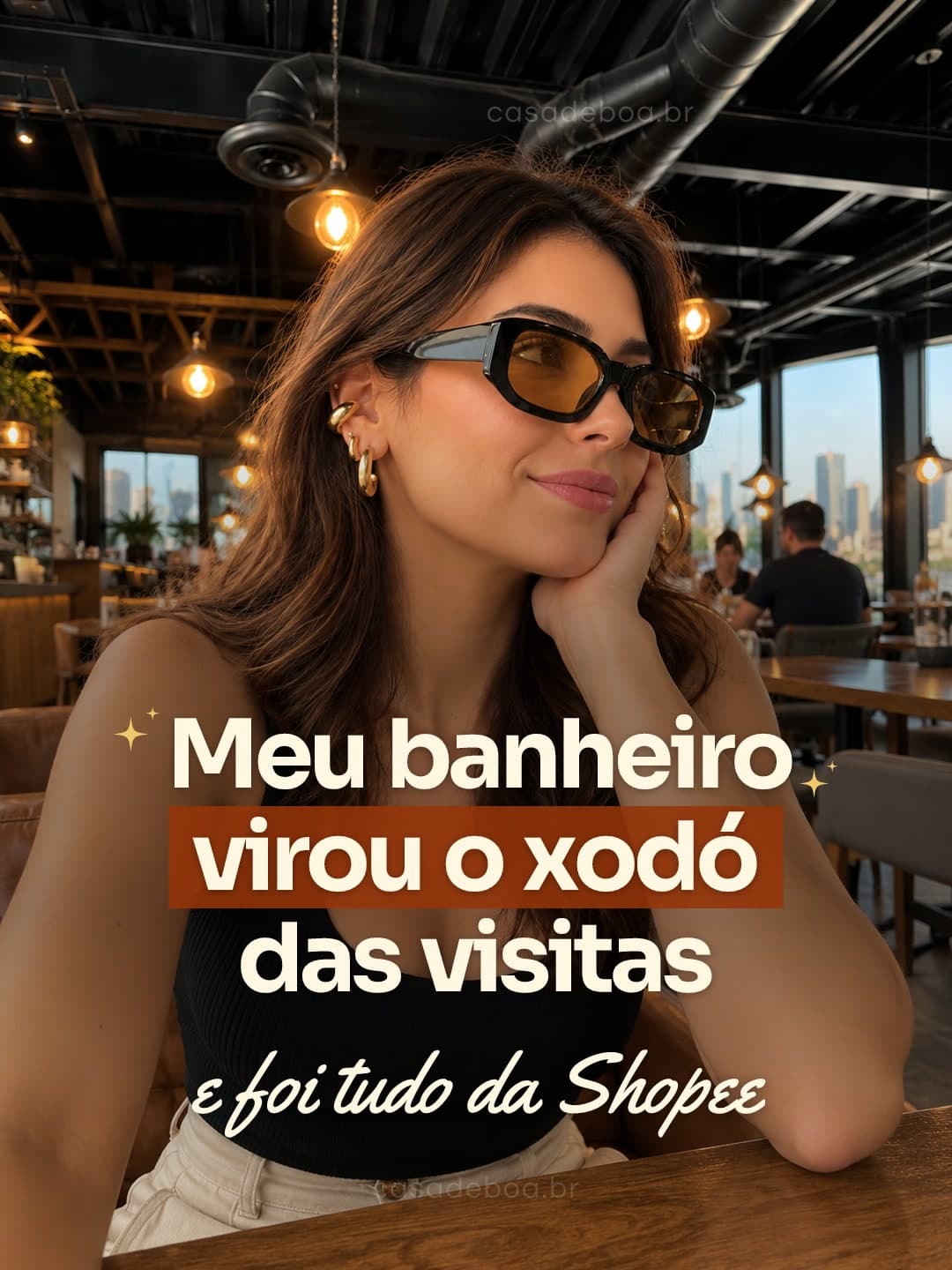 Mulher de óculos de lente âmbar com a mão no queixo, sentada à mesa, com o texto da capa