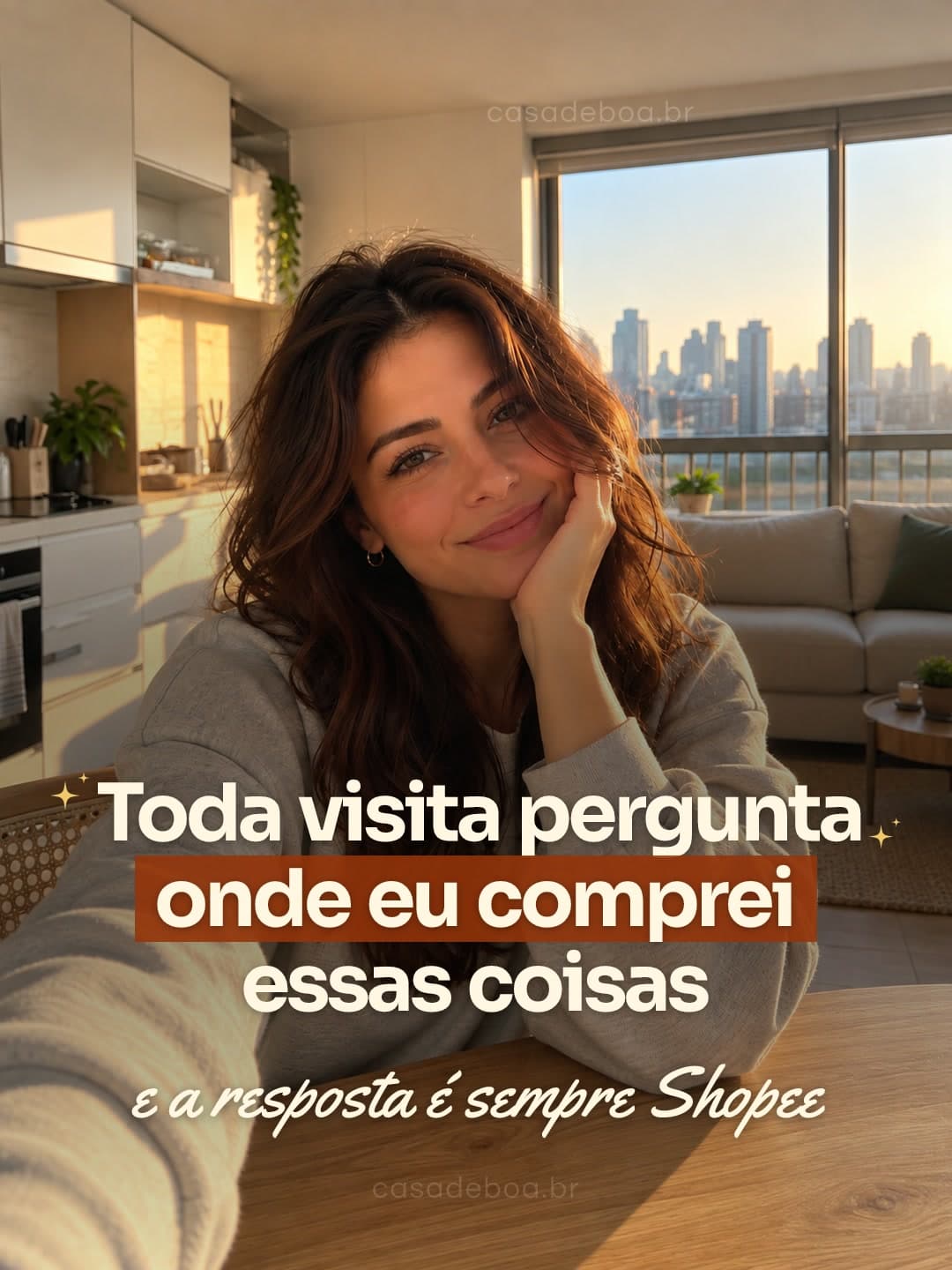 Mulher sorrindo com a mão no queixo numa cozinha clara, com o texto Toda visita pergunta onde eu comprei essas coisas