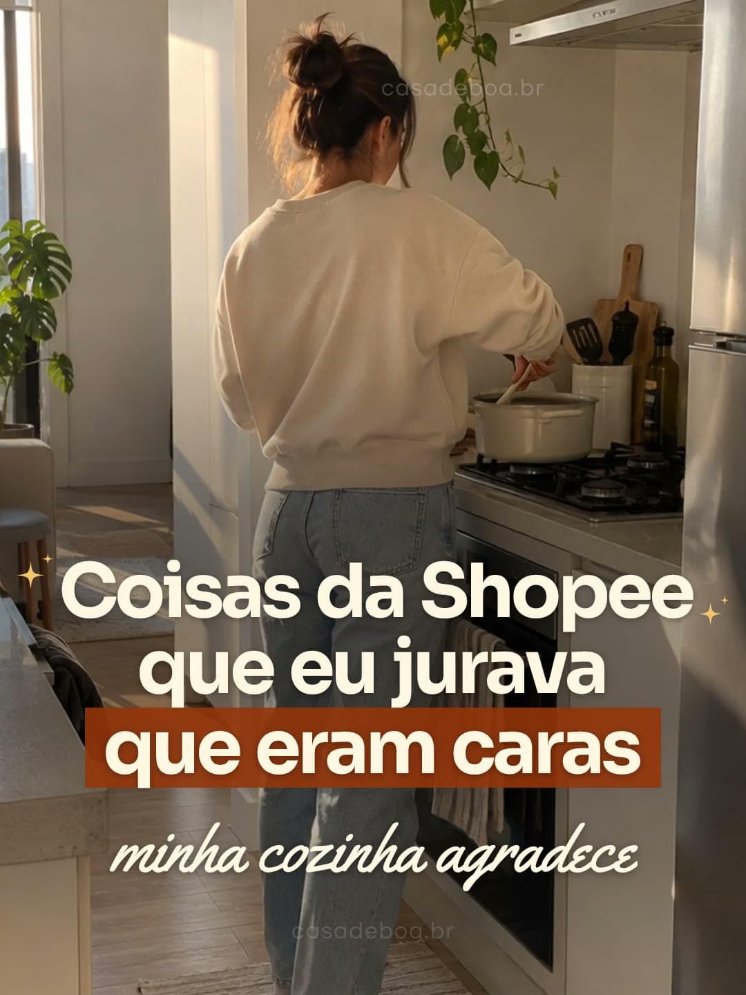 Mulher cozinhando numa cozinha clara, com o texto Coisas da Shopee que eu jurava que eram caras